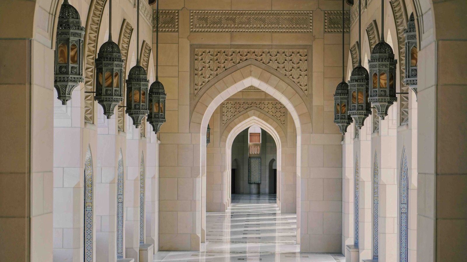 Oman mosque corridor