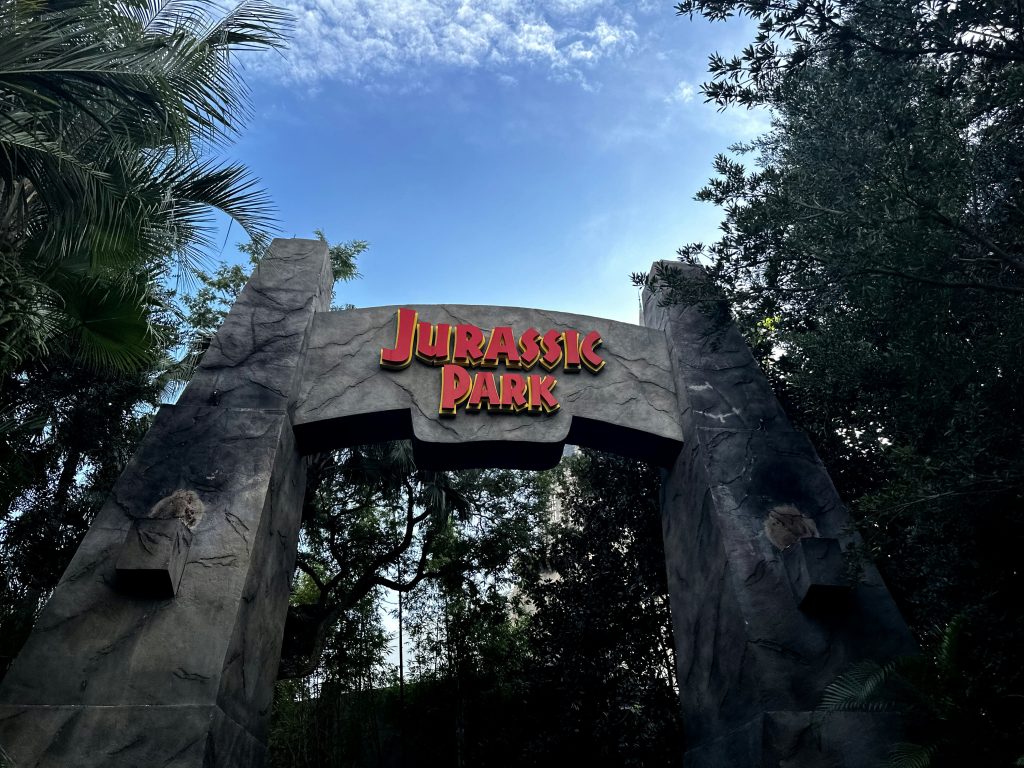 Achtbaan Jurassic World in Universal Studios Park tijdens Orlando pretparkvakantie