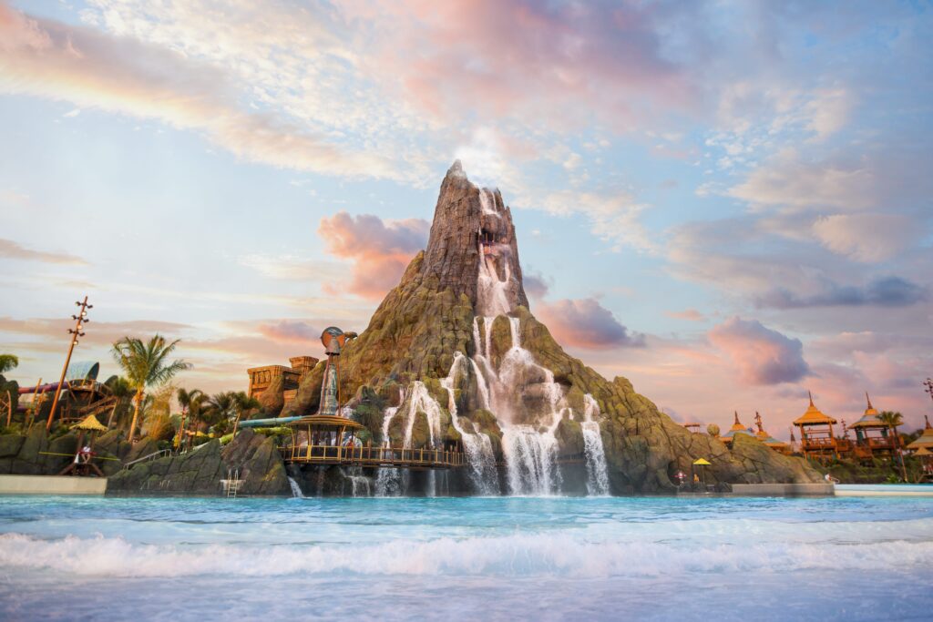 Universal Volcano Bay, vulkaan met zonsondergang, het waterpark van Universal Orlando Resort Florida