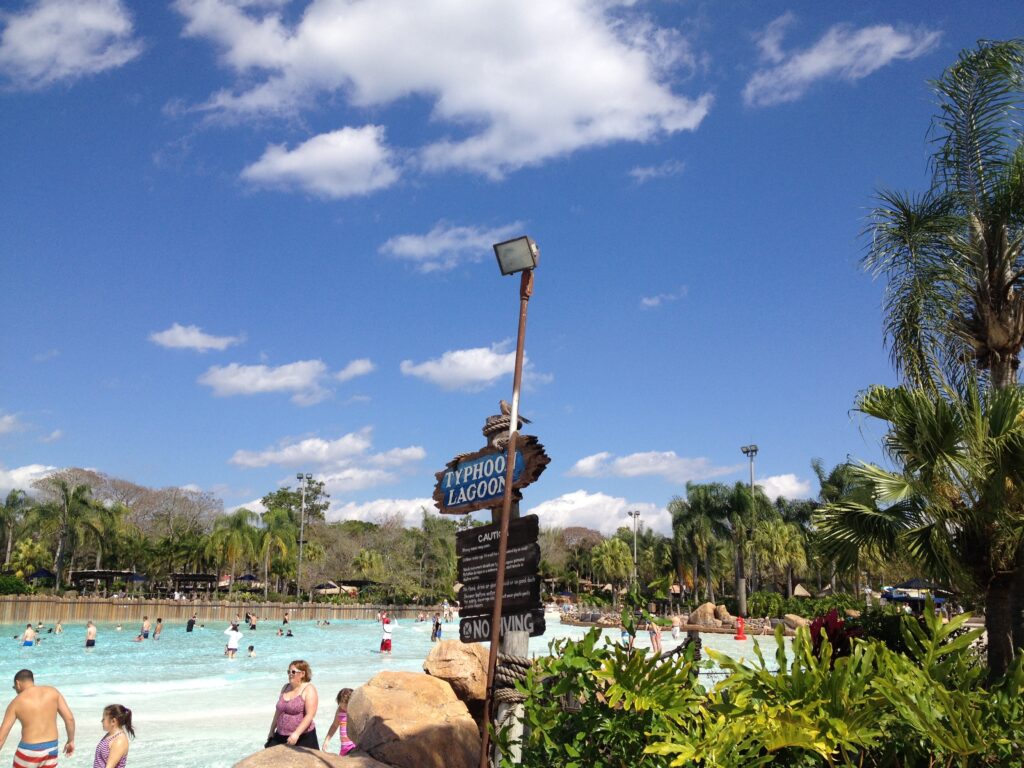 Zwembad in Disney's Typhoon Lagoon, een van de waterparken in Orlando