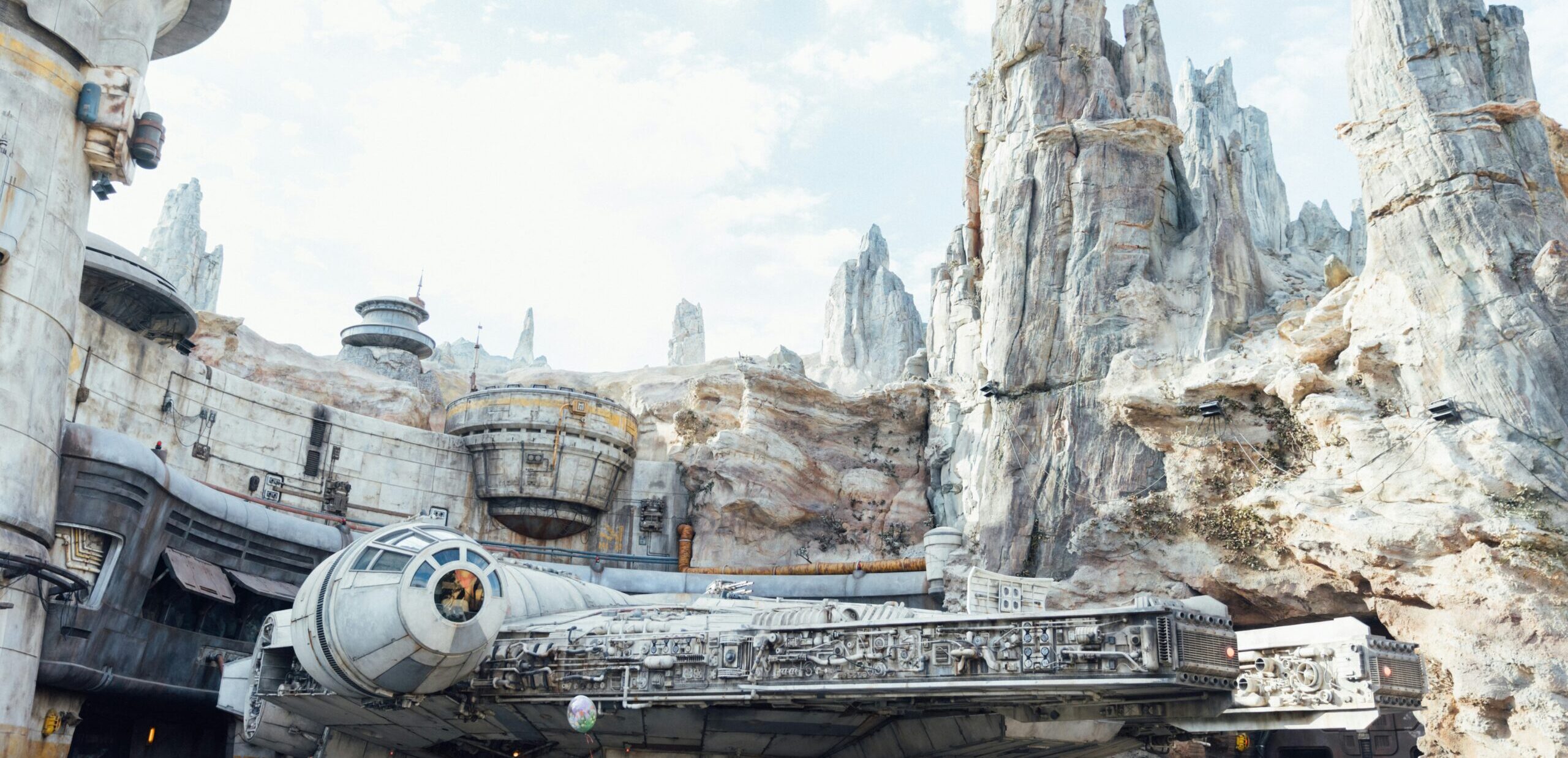 Galaxy's Edge - Star Wars Land at Disneyland Park
