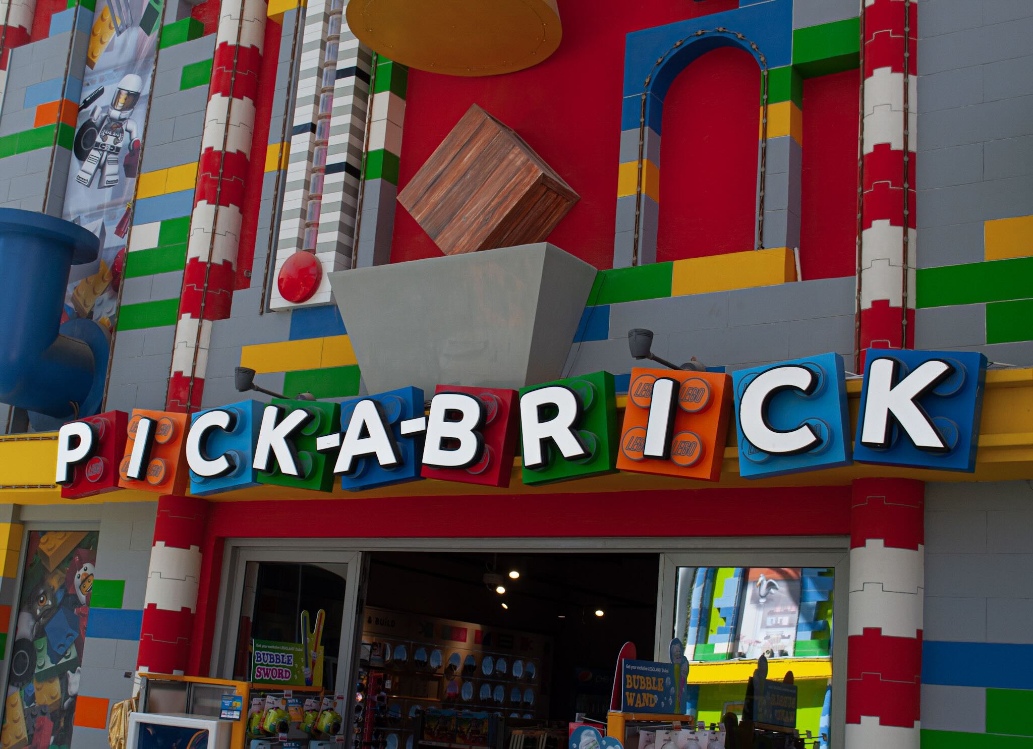Pick A Brick Building Legoland Dubai - Dubai Parks & Resort