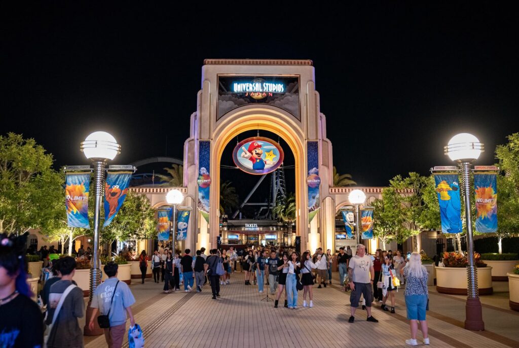 Entreegebied van Universal Studios Japan met uitzicht op het park