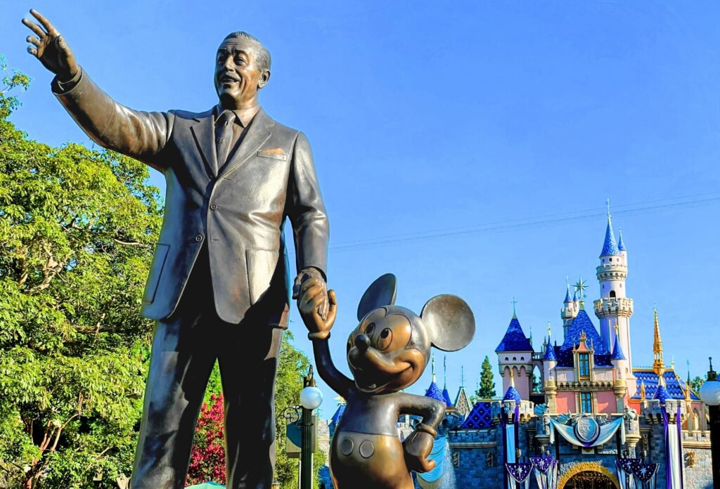 Disneyland Anaheim, Disneyland Park - Mickey and Walt Statue Castle