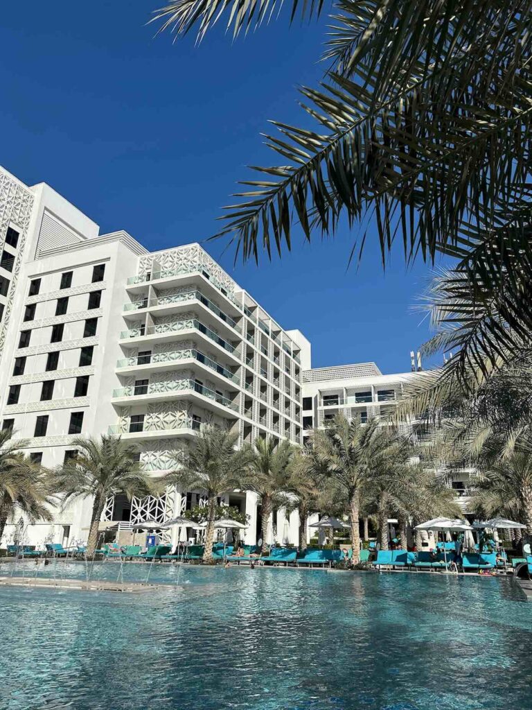 Zwembad tijdens een vakantie naar Dubai en Abu Dhabi