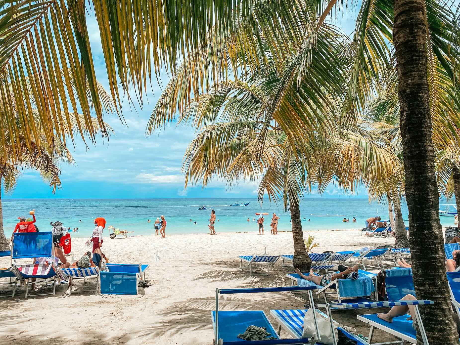 Honduras Isla de Roatan, Cruises - beach beds