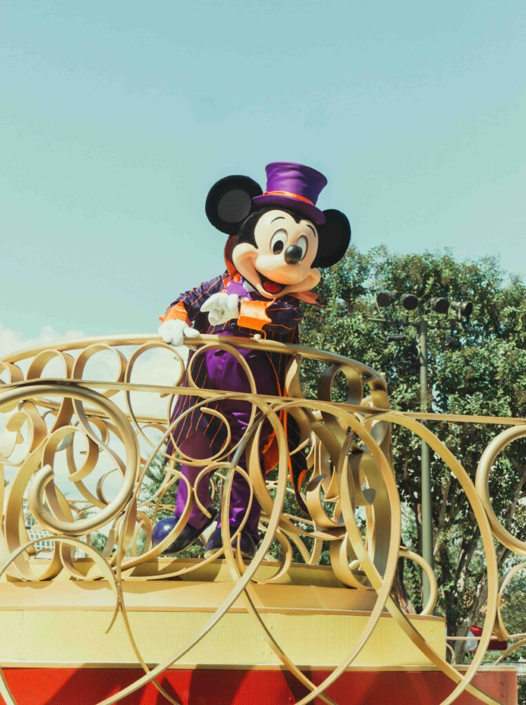 Mickey in de parade met Halloween in een Disney park