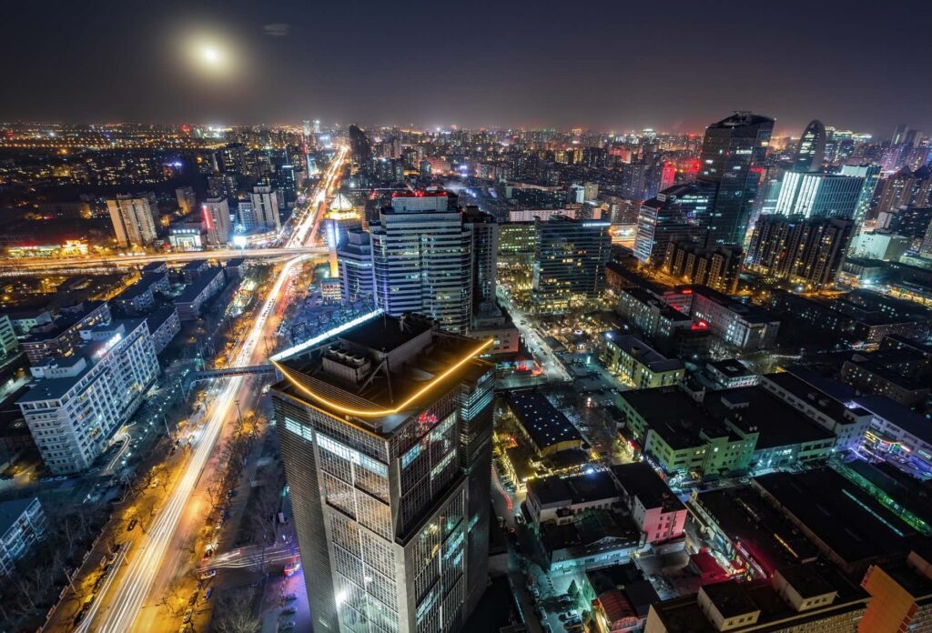 Beijing skyline bij nacht, ontdek China op je eigen tempo met een pakketreis