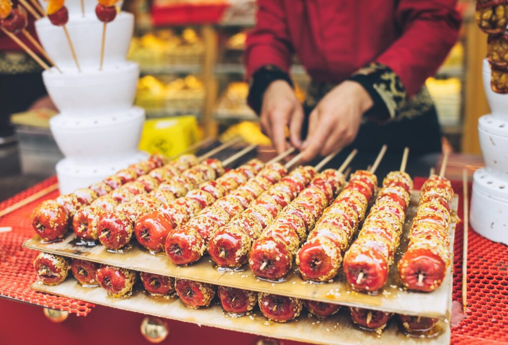 Typische snacks in Beijing, candied sticks tijdens je rondreis door china