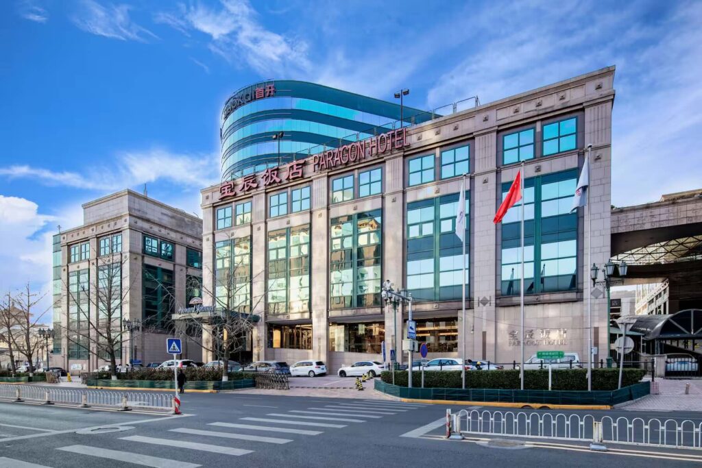 Buitenzijde Howard Johnson Beijing centraal gelegen bij bezienswaardigheden