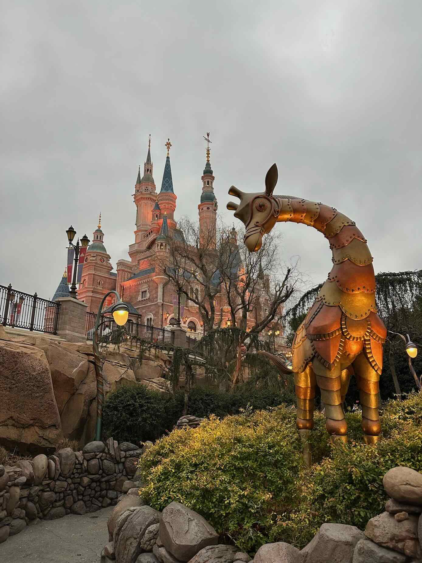 Giraffe naast het kasteel in Shanghai Disney Resort in China