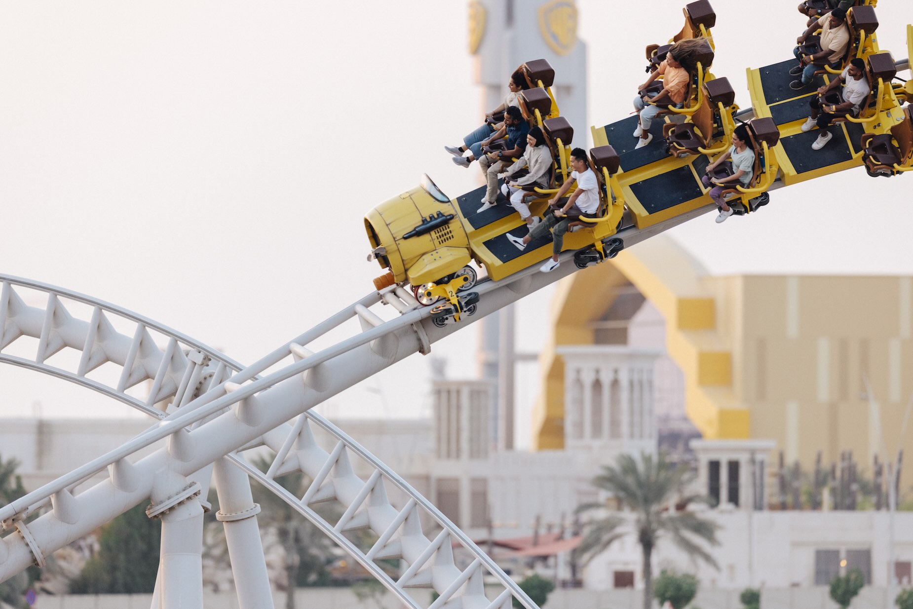Achtbaan in Warner Bros. World Abu Dhabi tijdens een pretpark vakantie naar Abu Dhabi