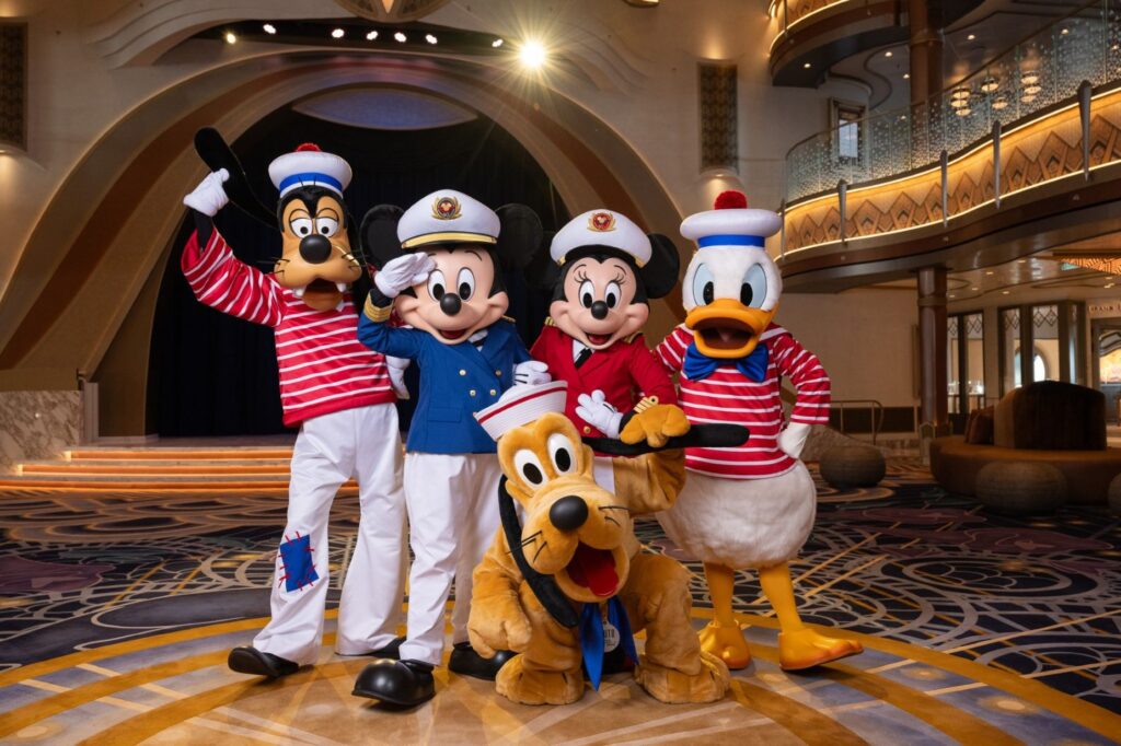 Mickey & Friends in de Grand Hall van de Disney Destiny