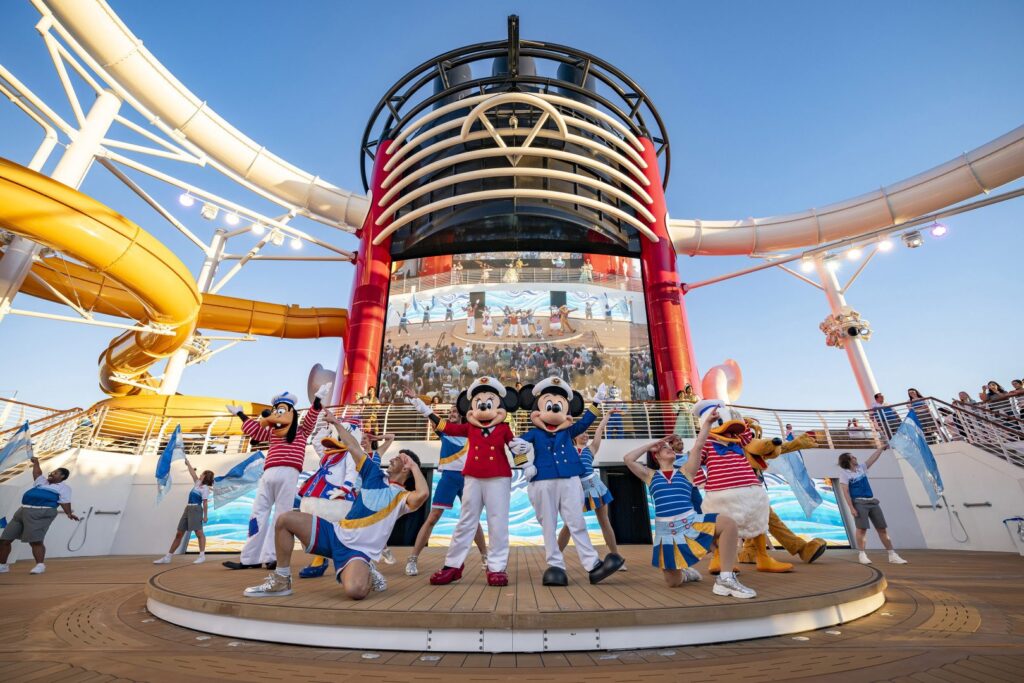 Mickey & Friends op het deck van de Disney Destiny