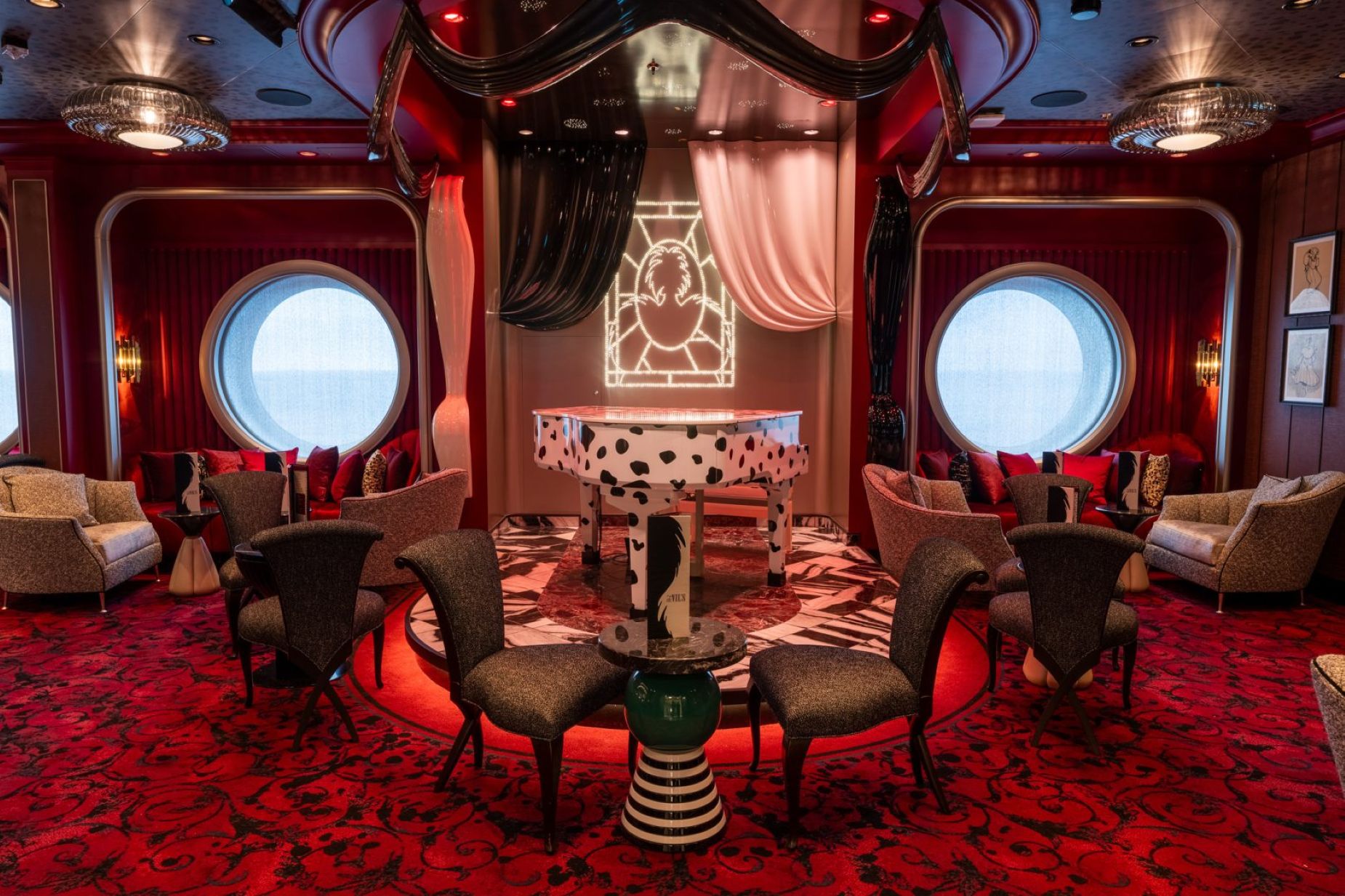 De Vil's Lounge op de Disney Destiny