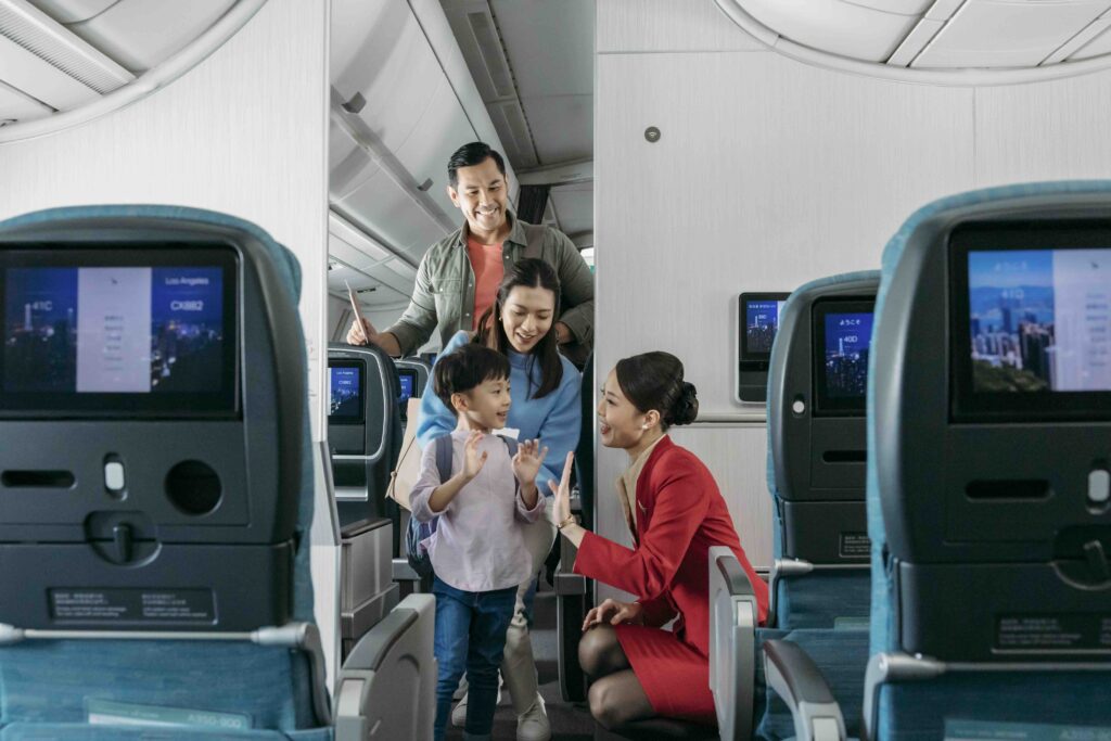 Familie stapt aan boord van Cathay Pacific