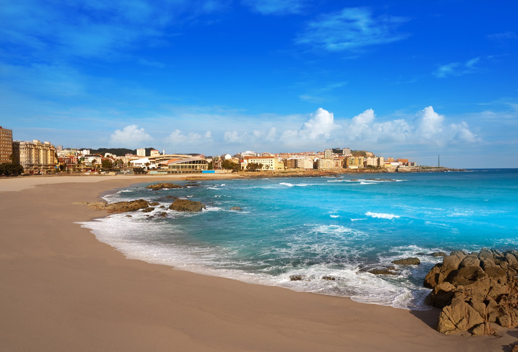 Strand van La Coruna tijdens je vakantie naar Spanje met de Disney Wish