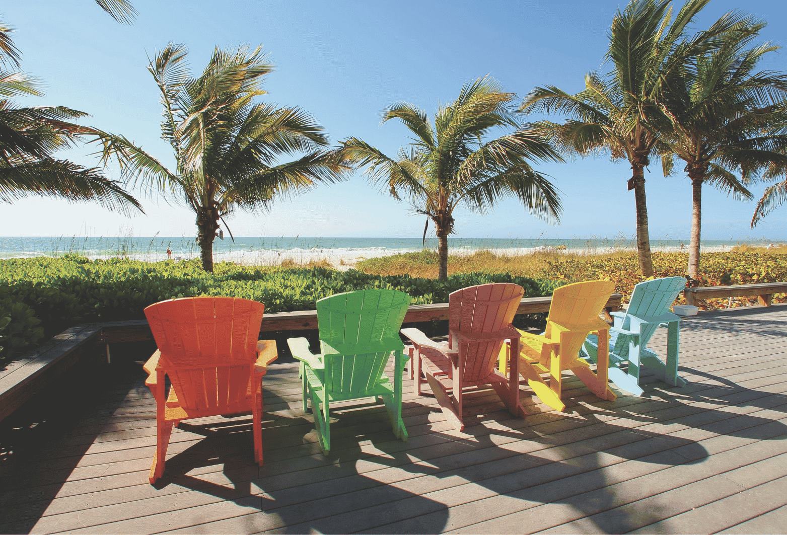 Palmbomen en kleurrijke stoelen in Bradenton, Florida strandvakantie