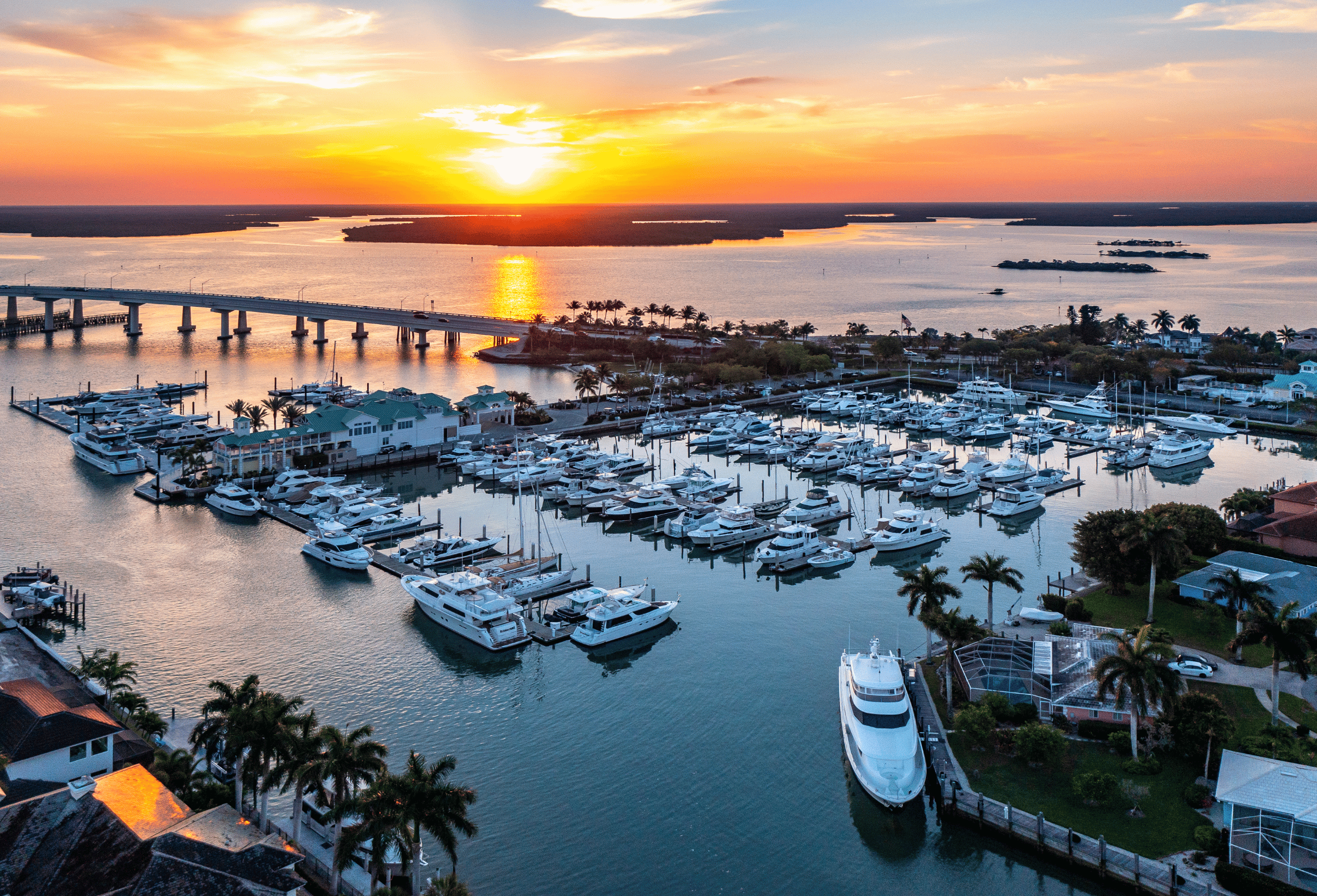 De zonsondergang bij de haven van Marco Island