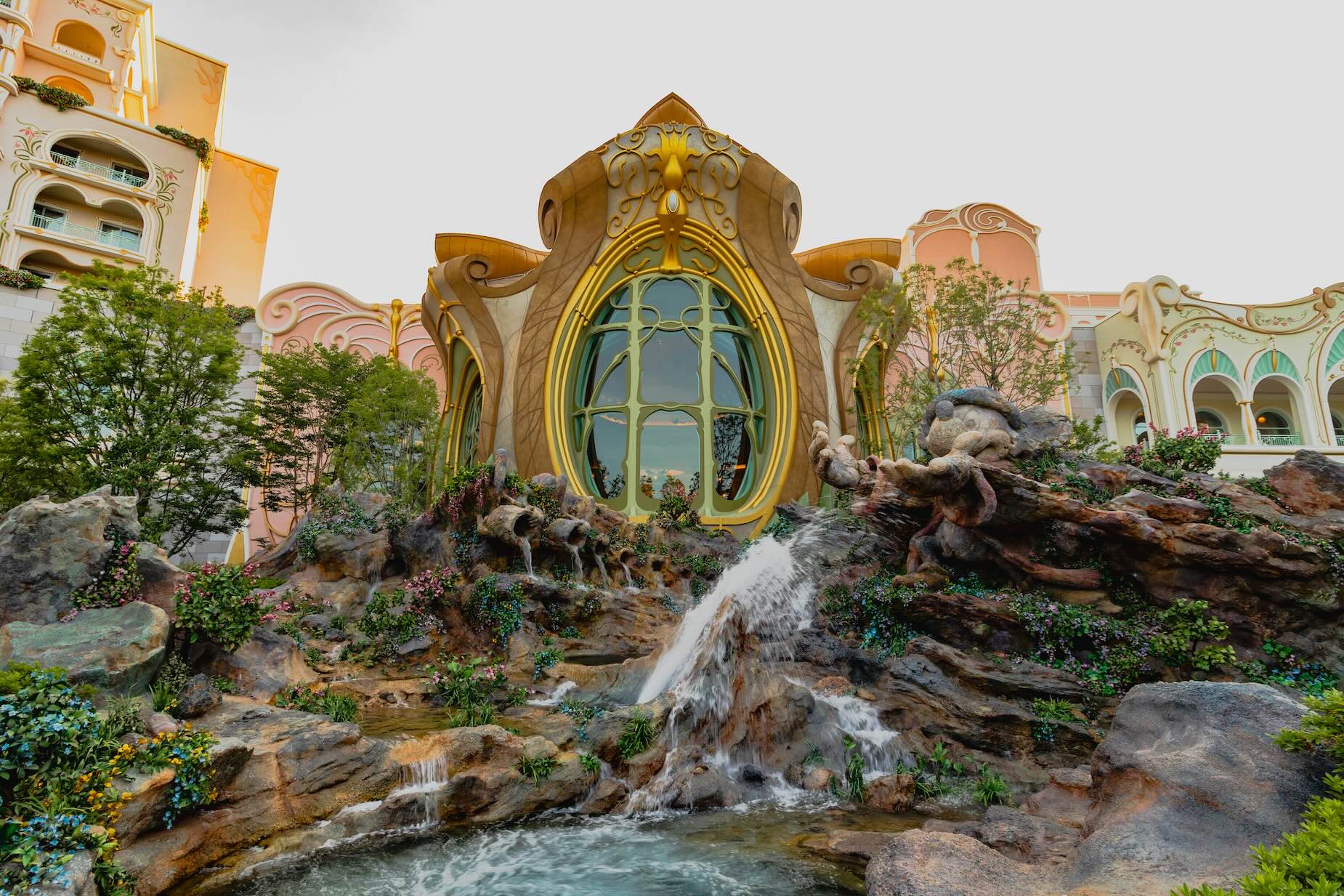 Mickey bij het Fantasy Springs hotel, onderdeel van een reis naar Japan